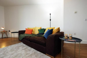 Bright 2BR Oasis with Balcony in Cardiff Bay
